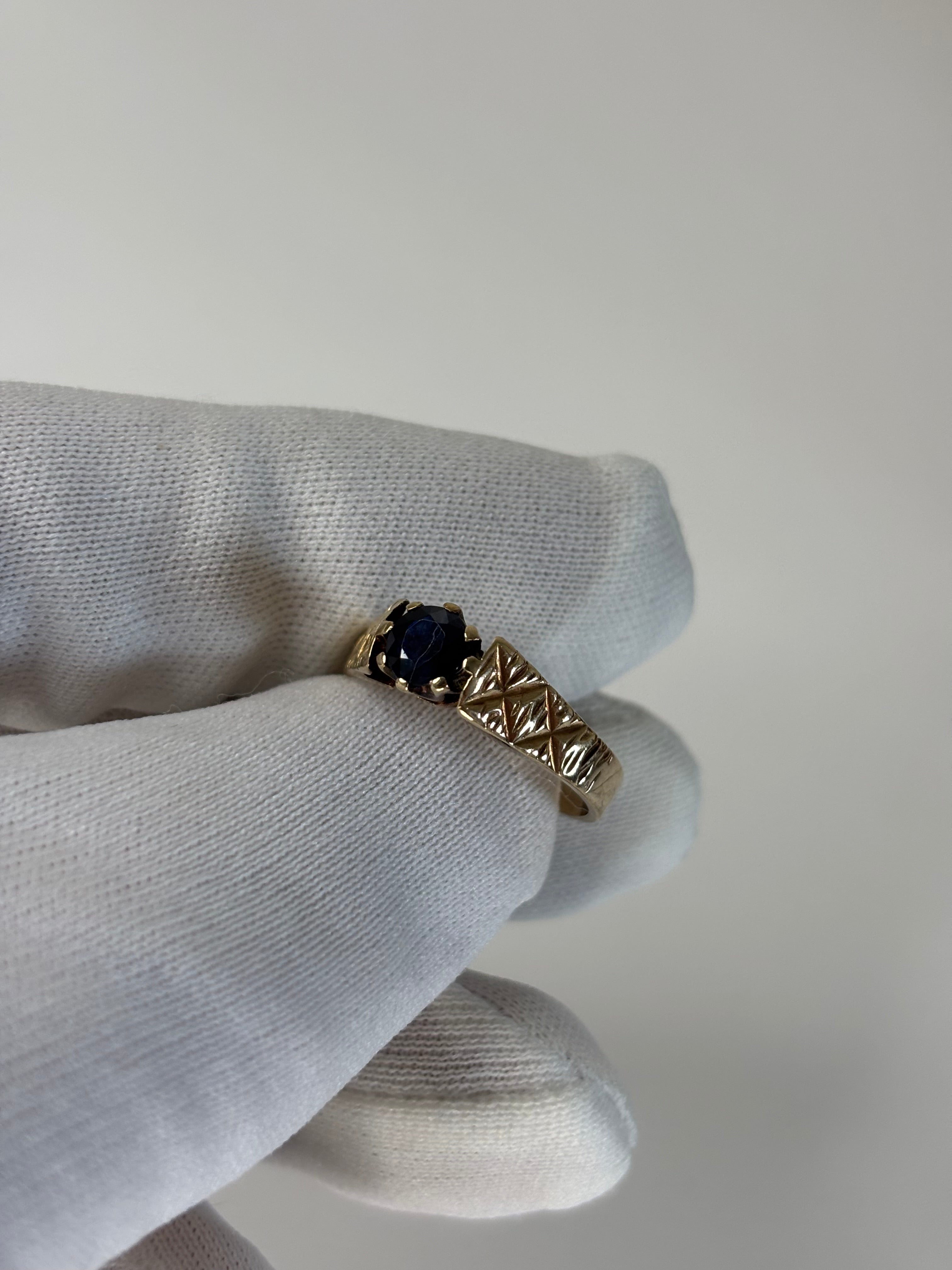9ct Gold 0.8ct Sapphire Ring 2.7g Good Condition