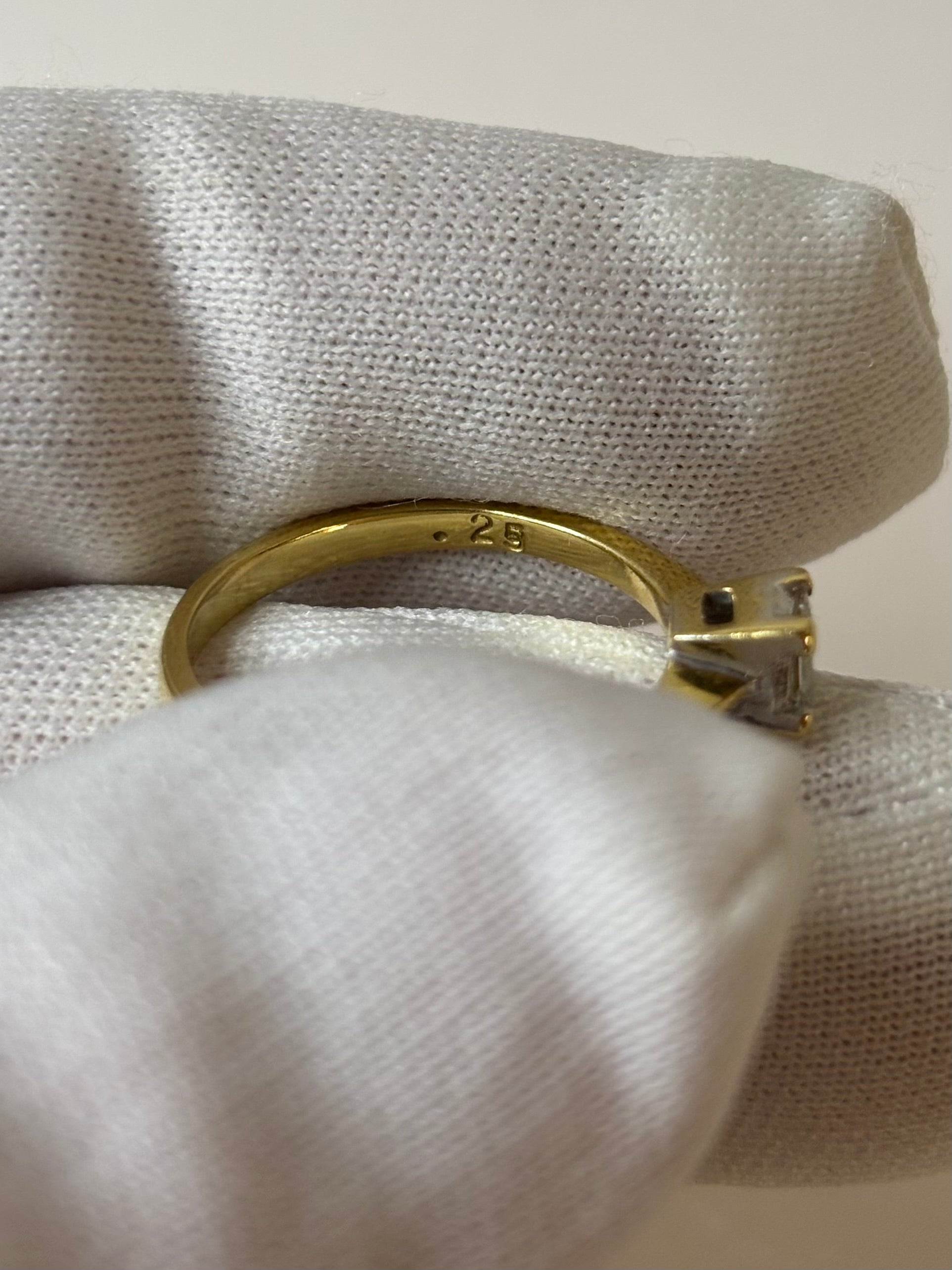 18ct Gold 0.20ct Diamond Solitaire Ring Size M 2.5g Great Condition
