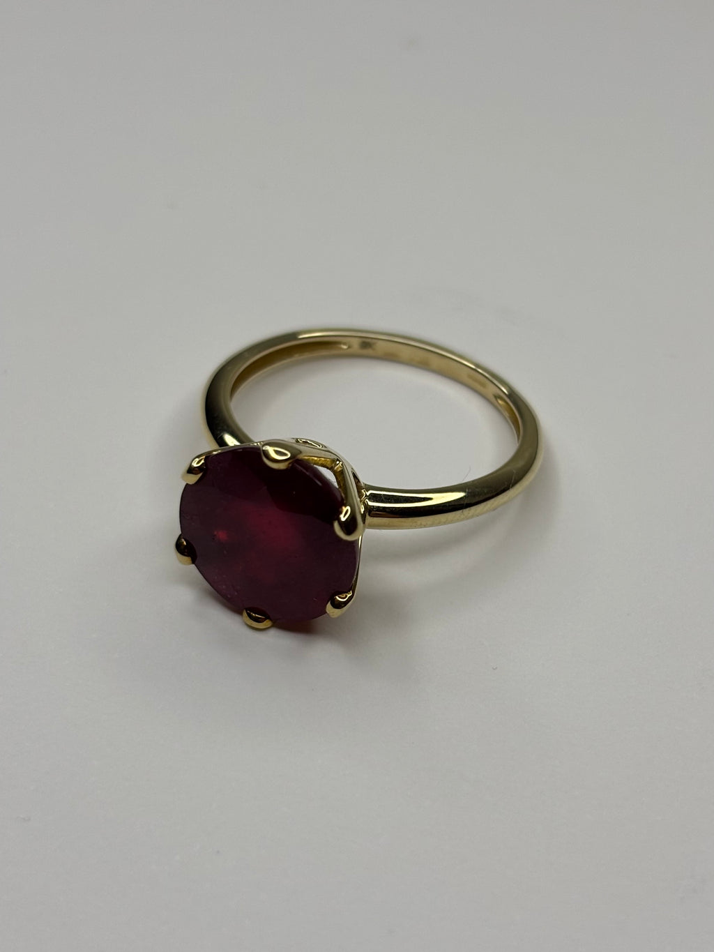 9ct Gold Natural Ruby Ring 4.38g Great Condition