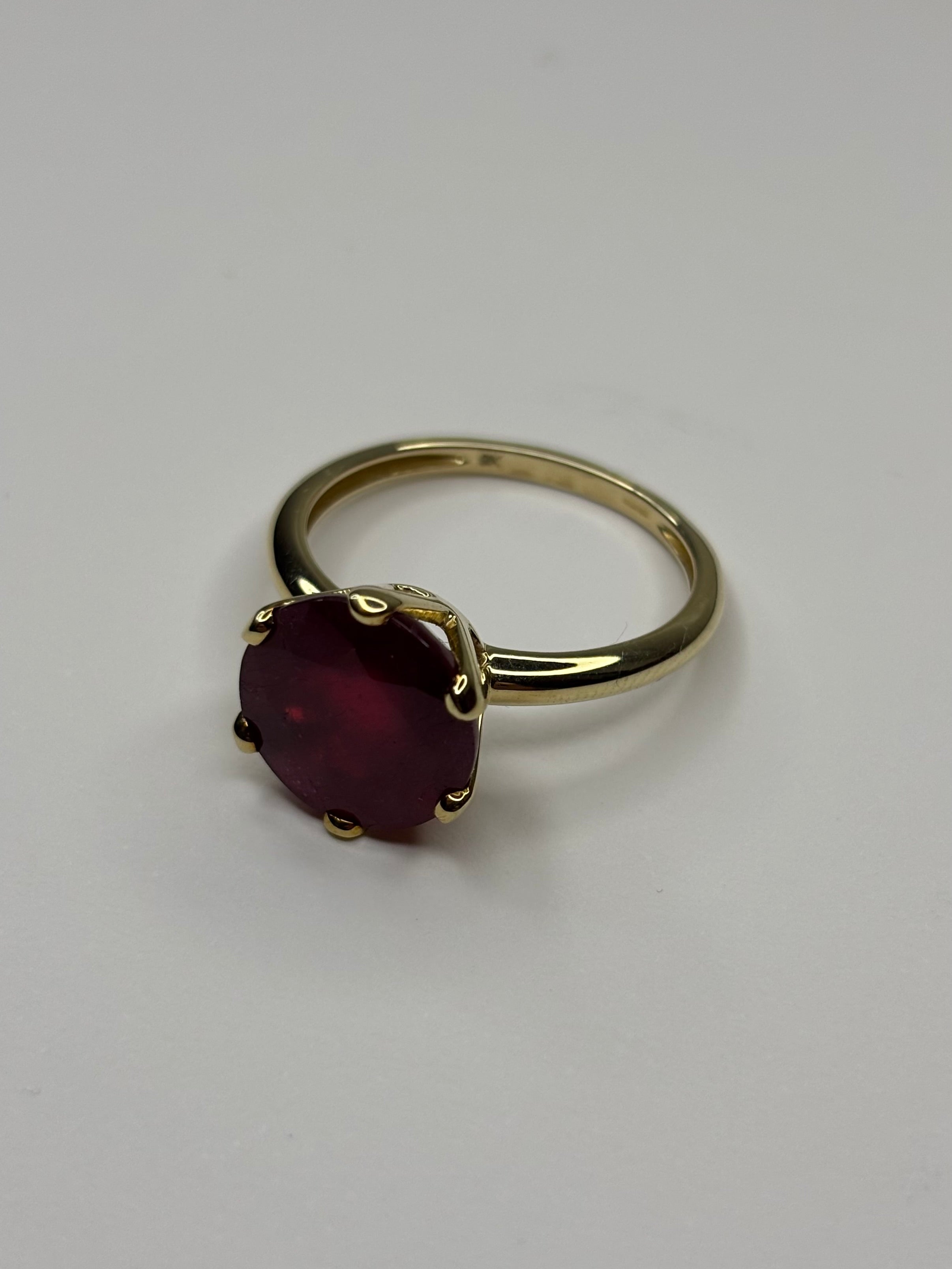 9ct Gold Natural Ruby Ring 4.38g Great Condition