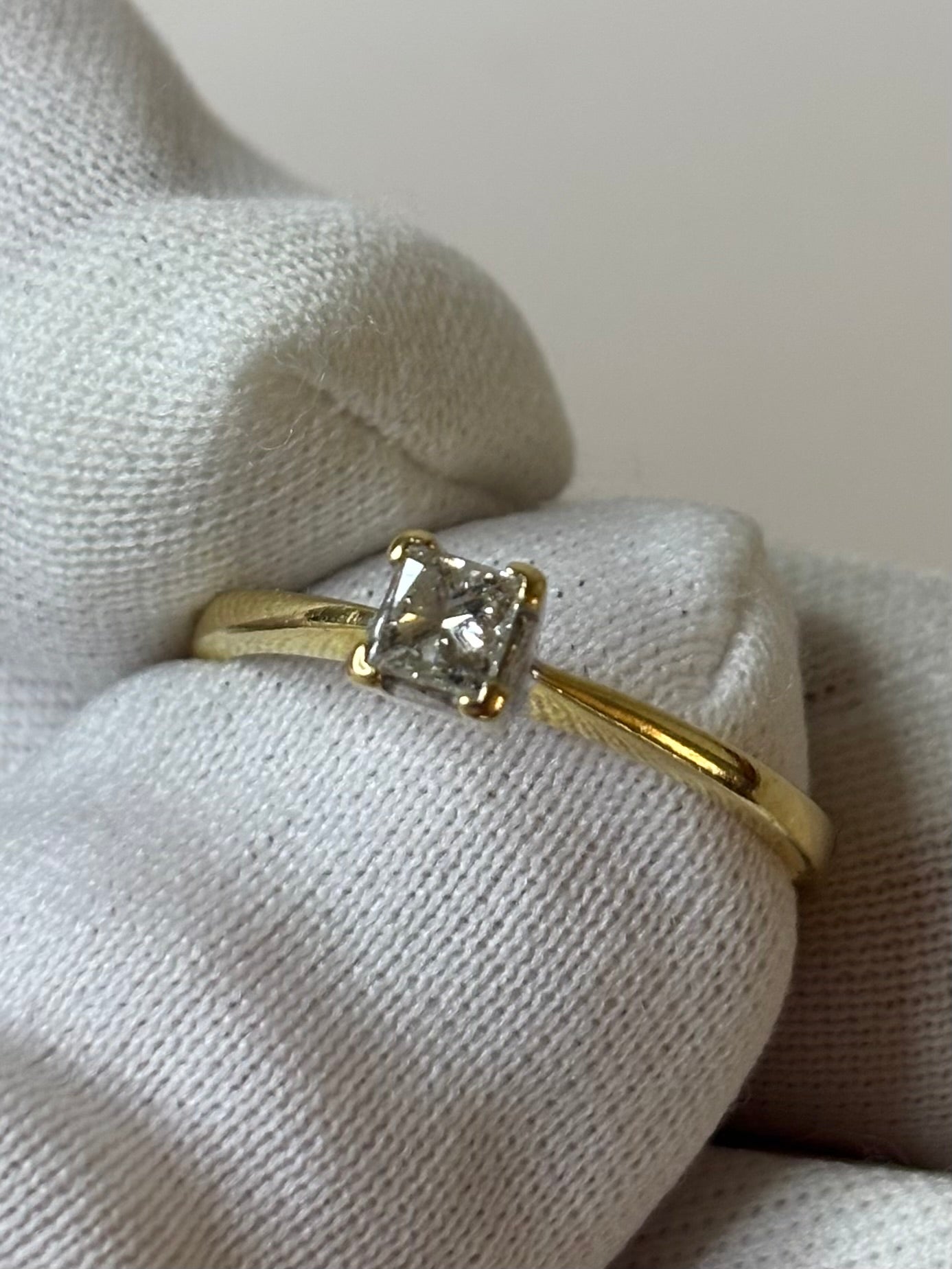 18ct Gold 0.20ct Diamond Solitaire Ring Size M 2.5g Great Condition