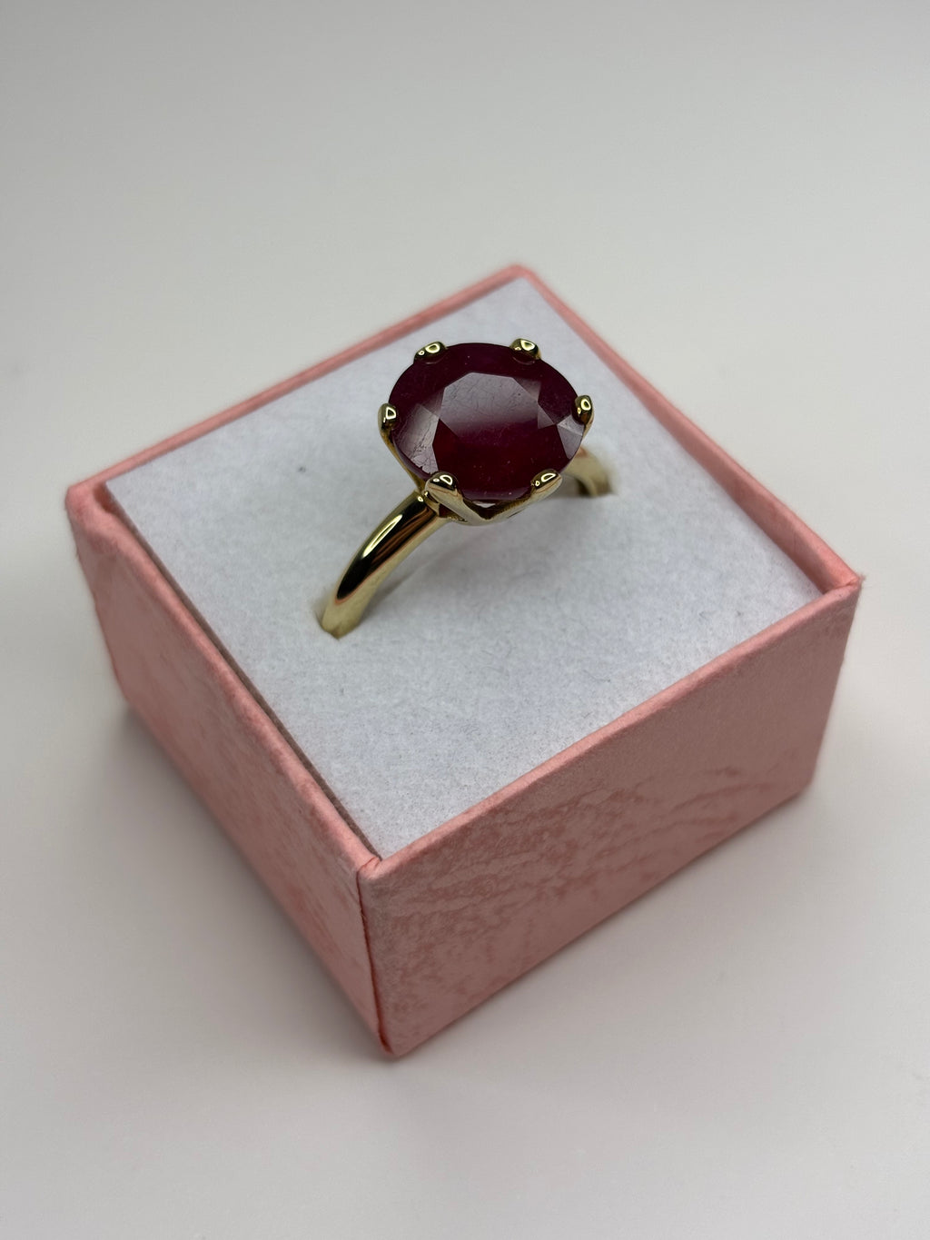 9ct Gold Natural Ruby Ring 4.38g Great Condition
