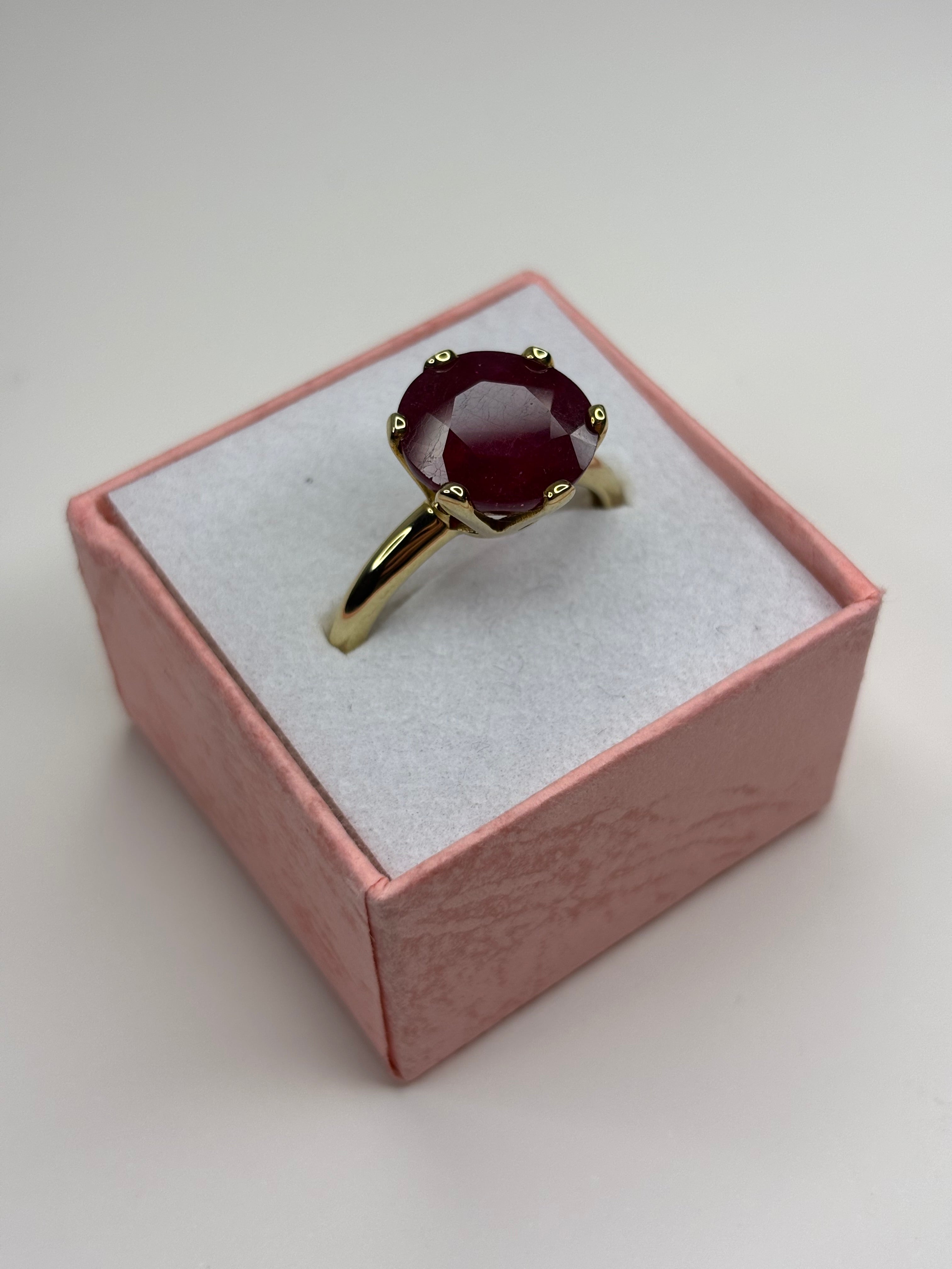 9ct Gold Natural Ruby Ring 4.38g Great Condition
