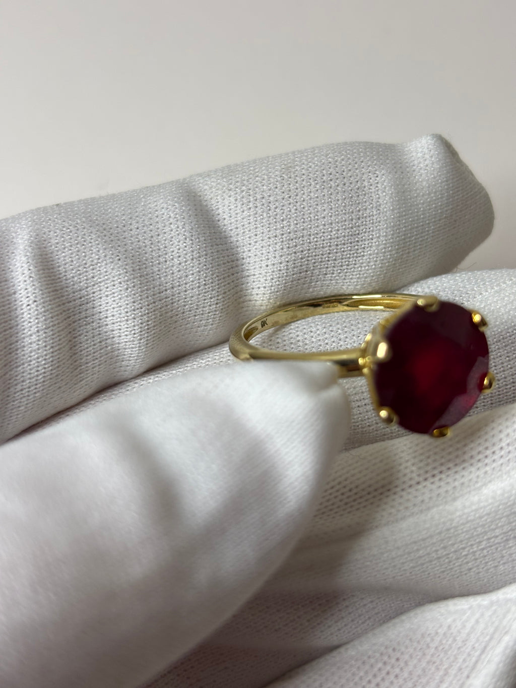 9ct Gold Natural Ruby Ring 4.38g Great Condition