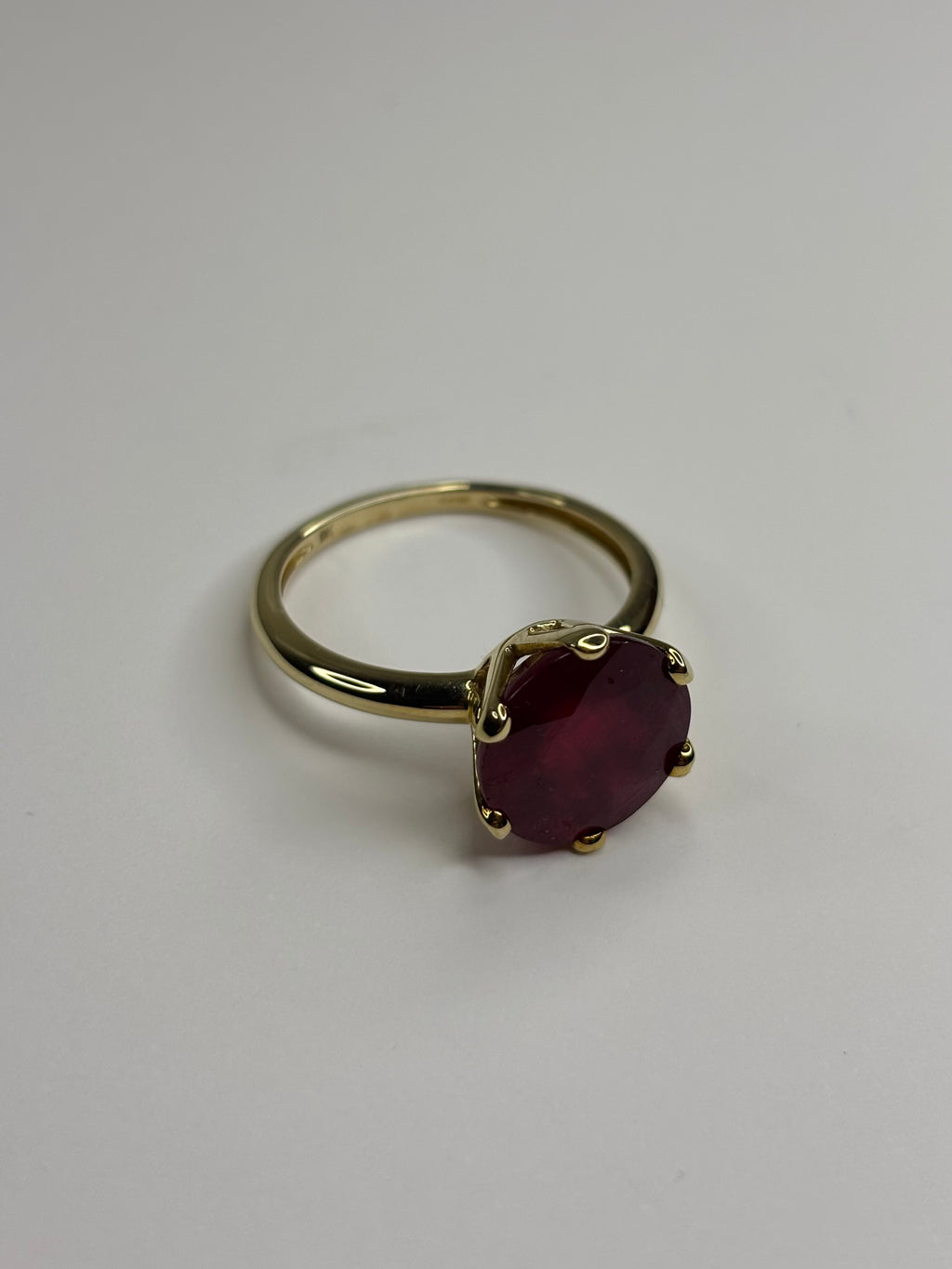 9ct Gold Natural Ruby Ring 4.38g Great Condition