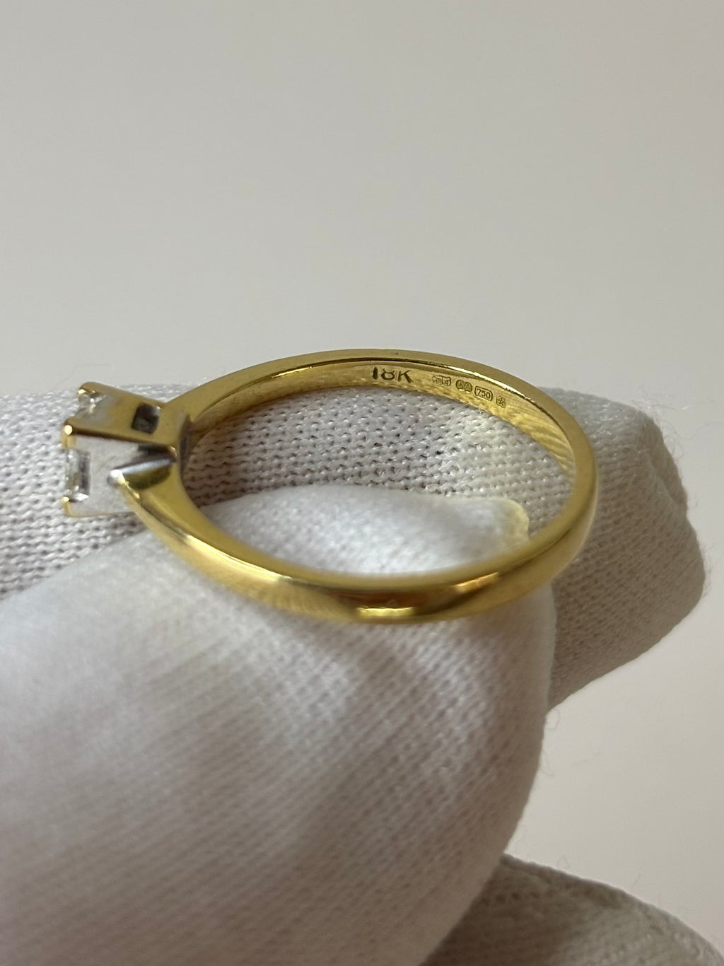 18ct Gold 0.20ct Diamond Solitaire Ring Size M 2.5g Great Condition