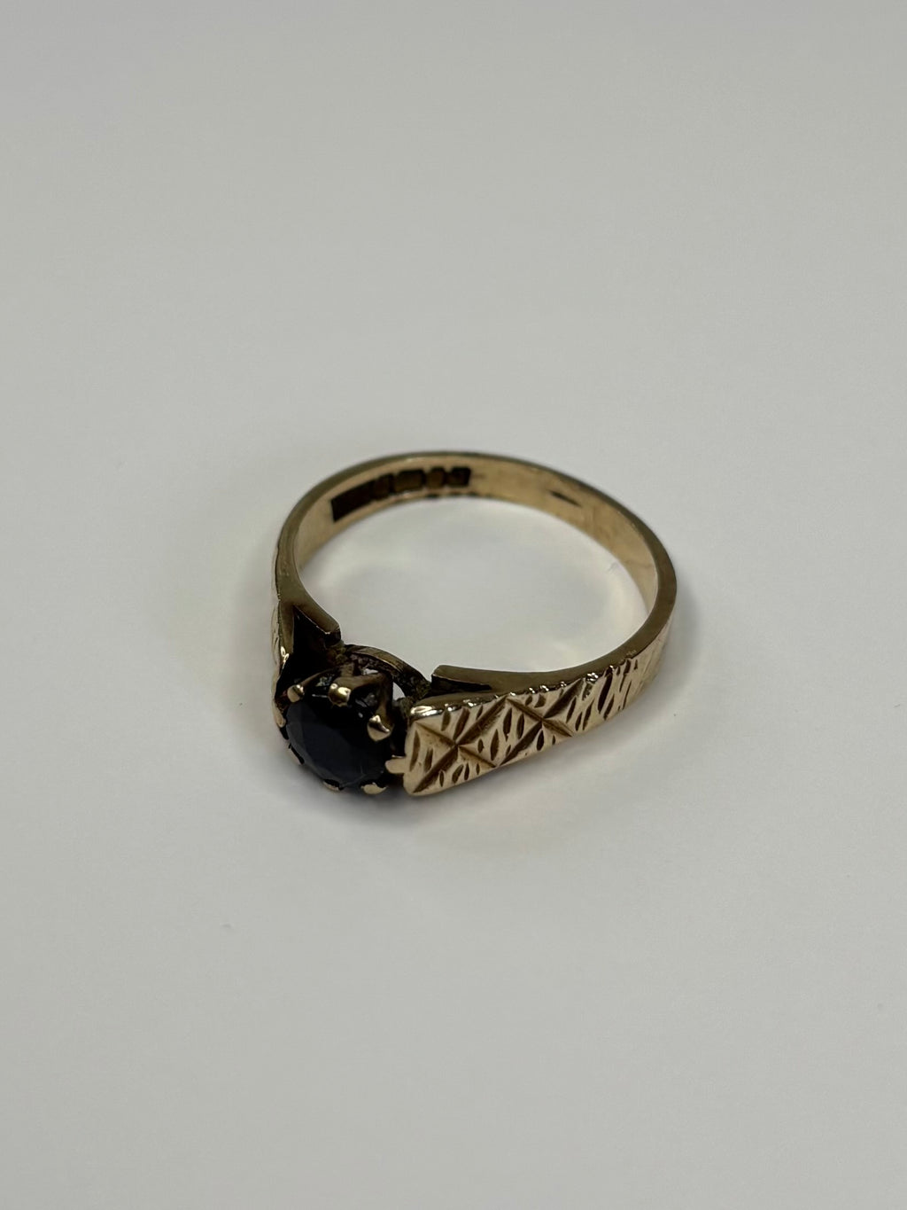 9ct Gold 0.8ct Sapphire Ring 2.7g Good Condition