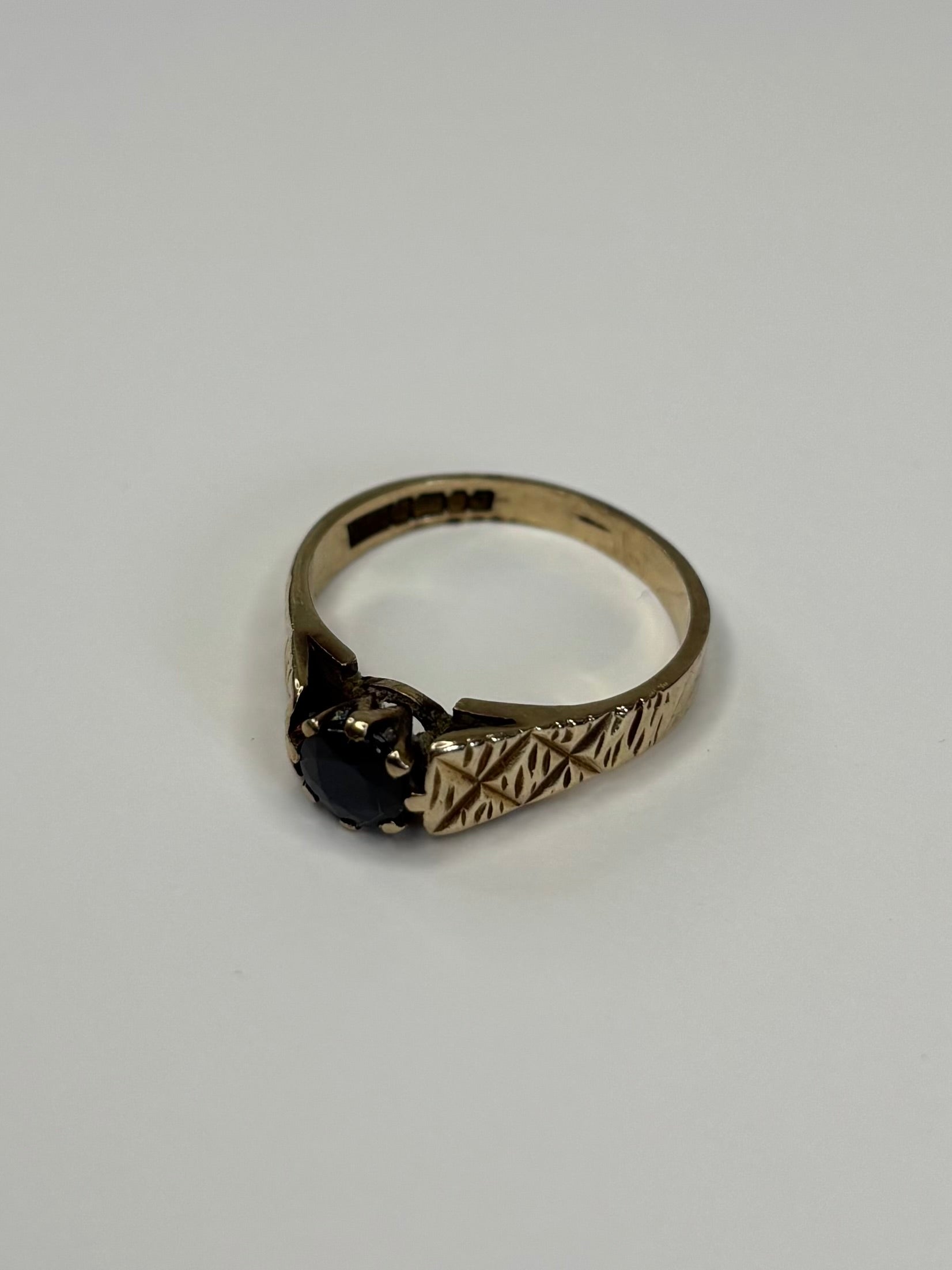 9ct Gold 0.8ct Sapphire Ring 2.7g Good Condition