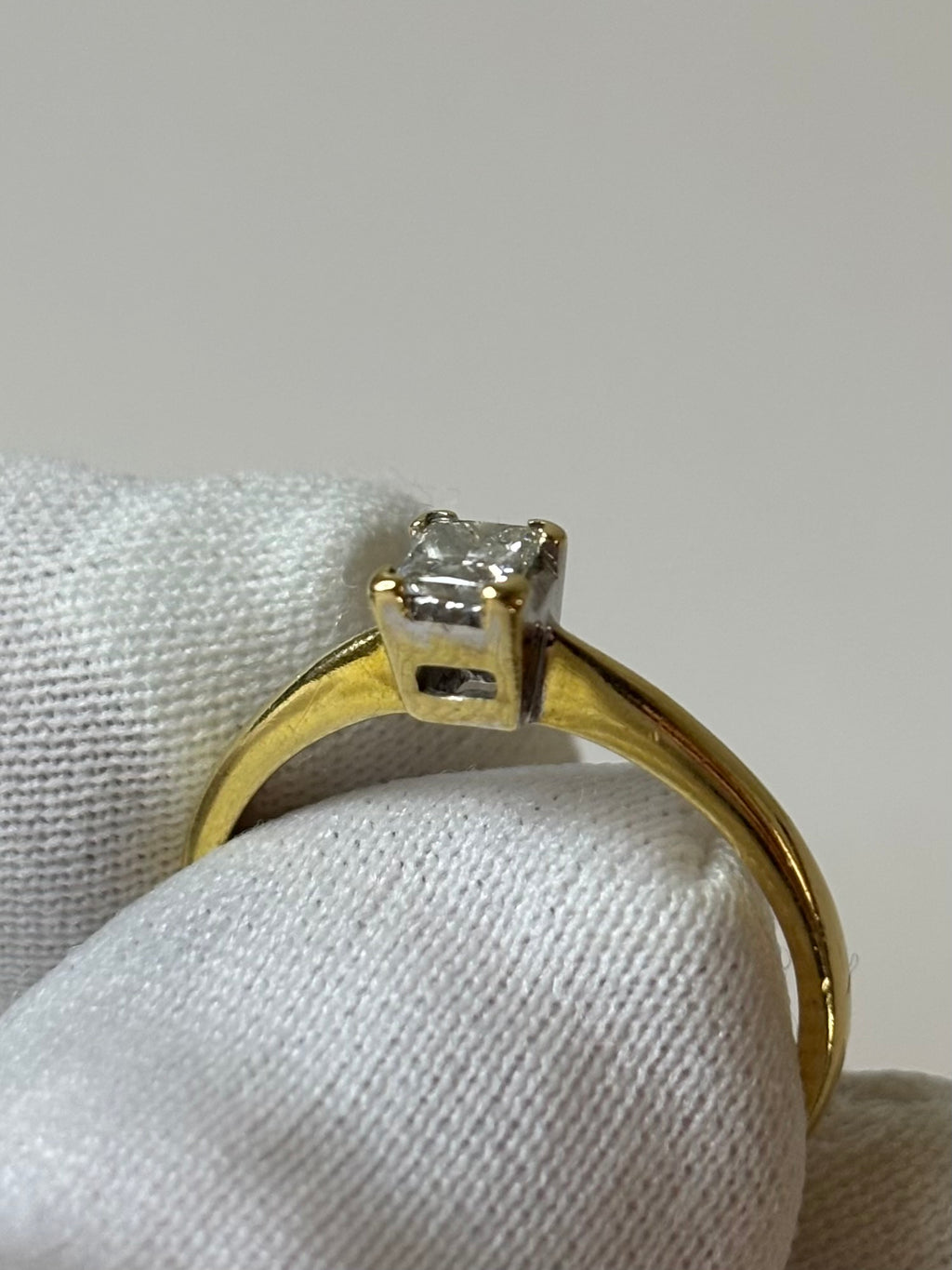18ct Gold 0.20ct Diamond Solitaire Ring Size M 2.5g Great Condition