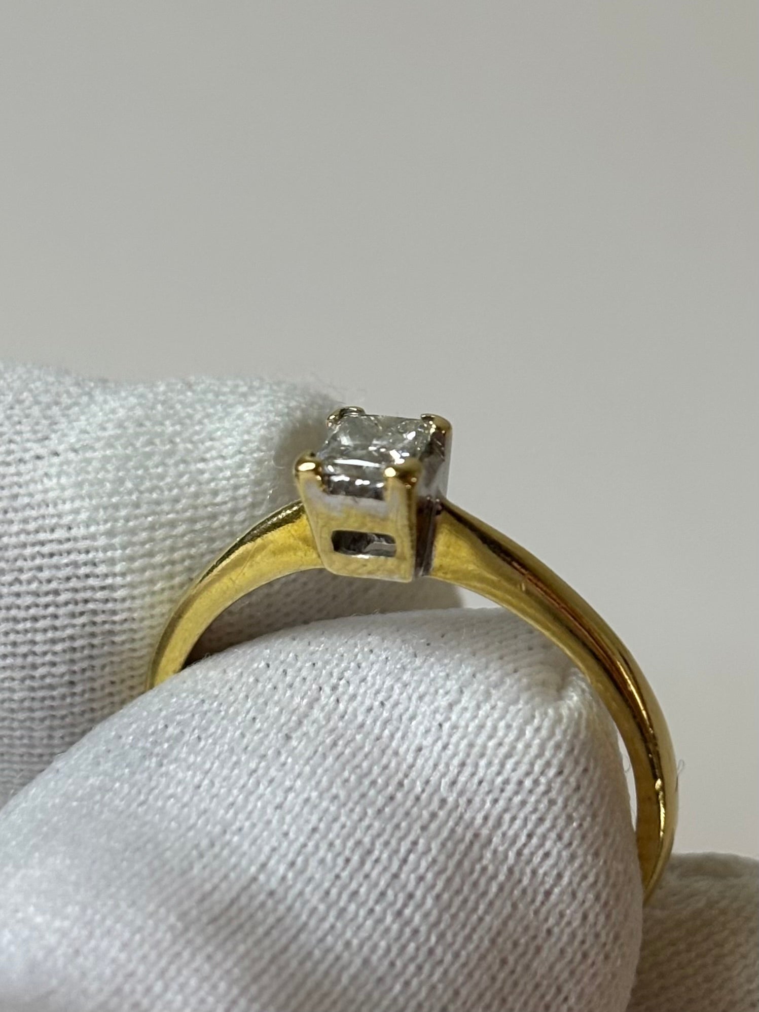 18ct Gold 0.20ct Diamond Solitaire Ring Size M 2.5g Great Condition