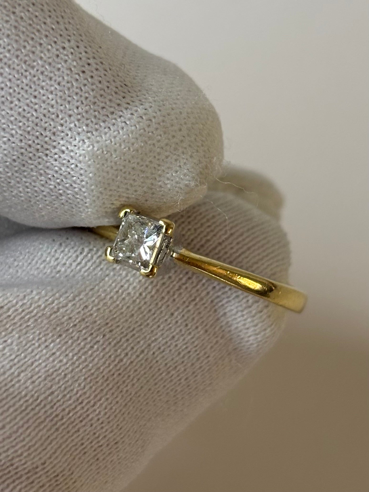 18ct Gold 0.20ct Diamond Solitaire Ring Size M 2.5g Great Condition