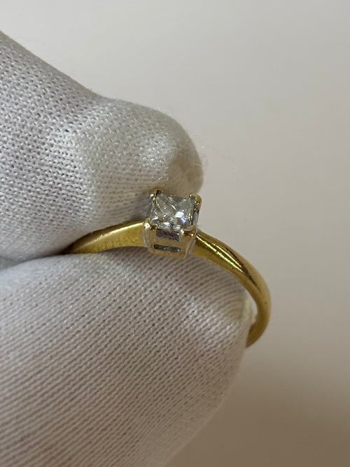 18ct Gold 0.20ct Diamond Solitaire Ring Size M 2.5g Great Condition