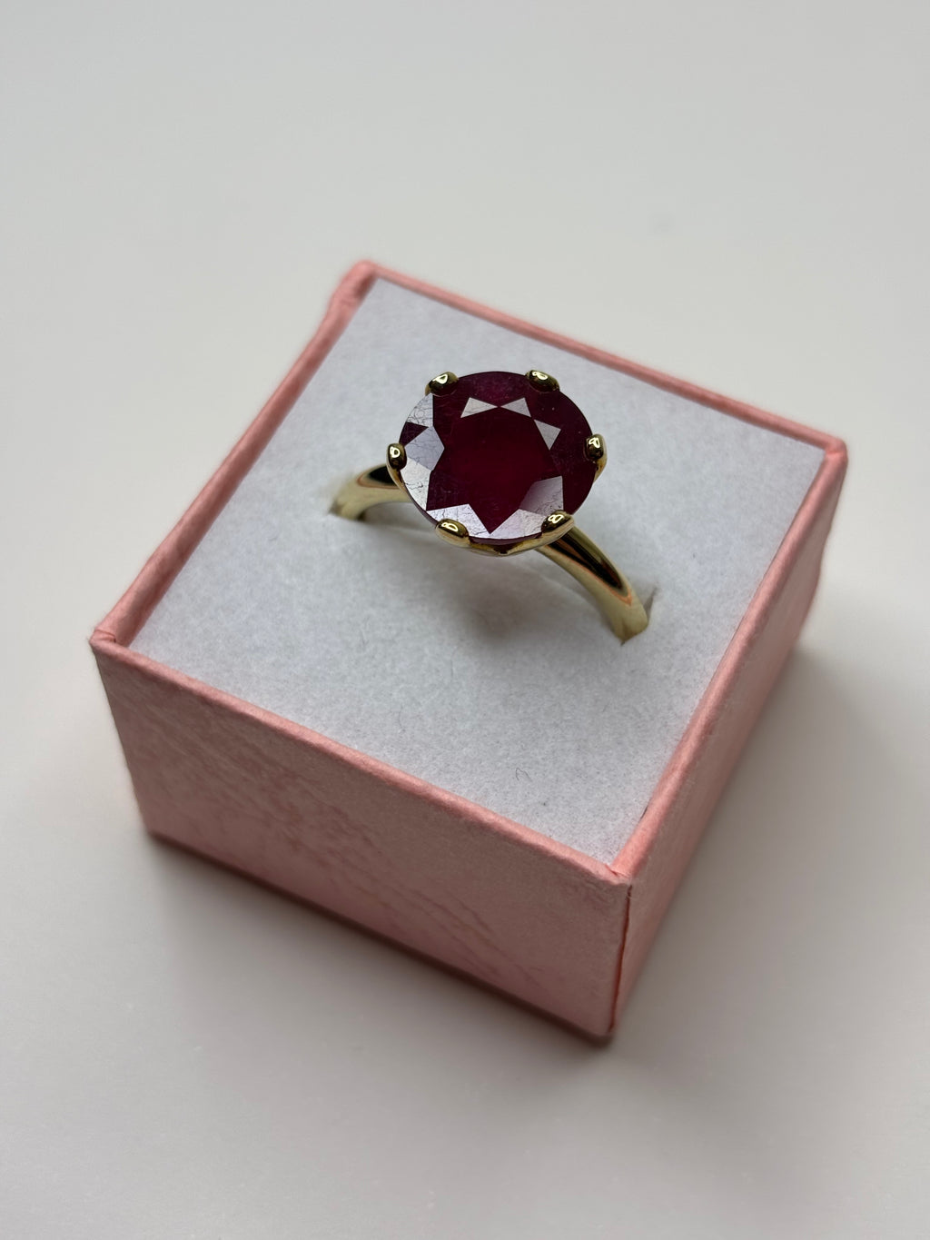 9ct Gold Natural Ruby Ring 4.38g Great Condition