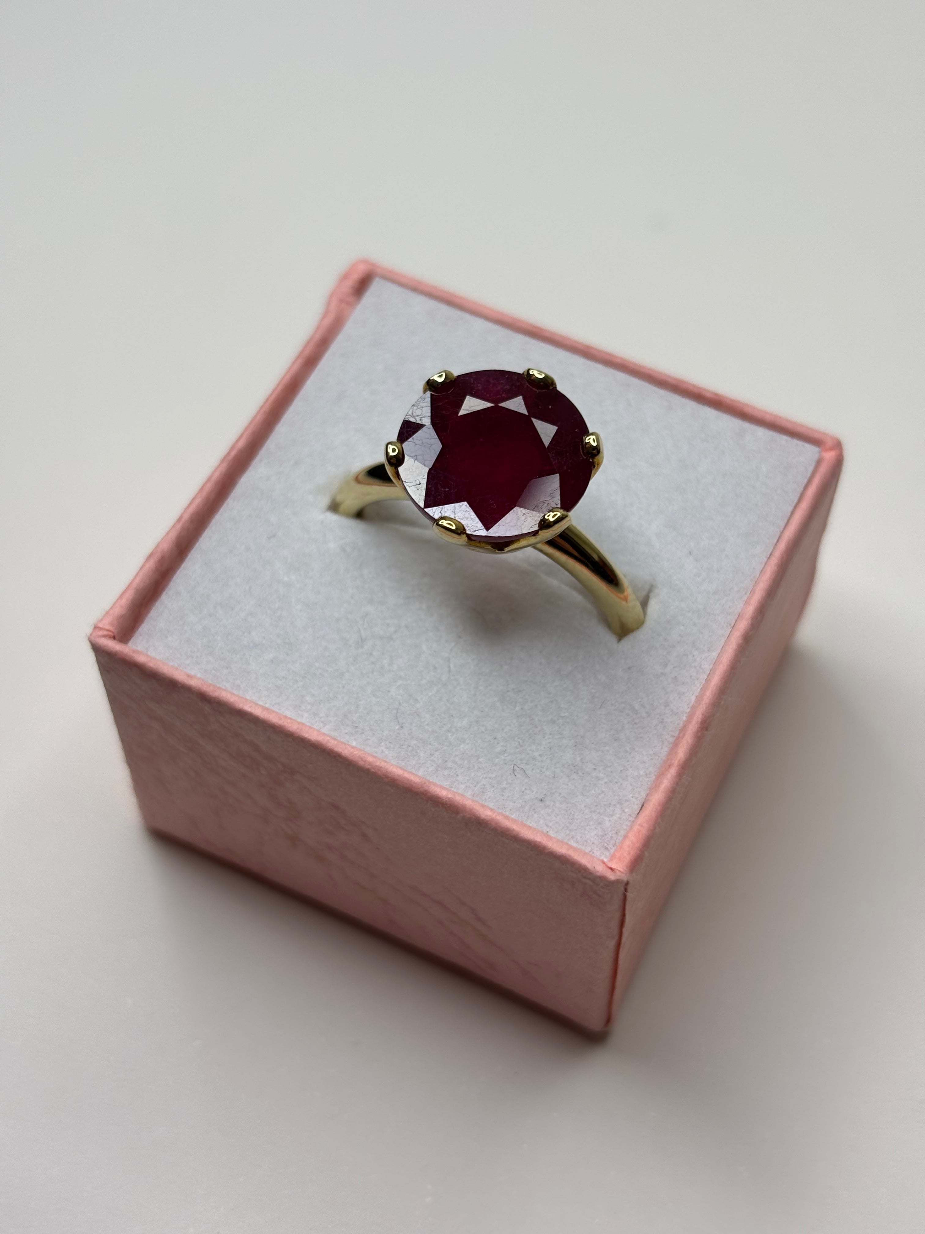 9ct Gold Natural Ruby Ring 4.38g Great Condition