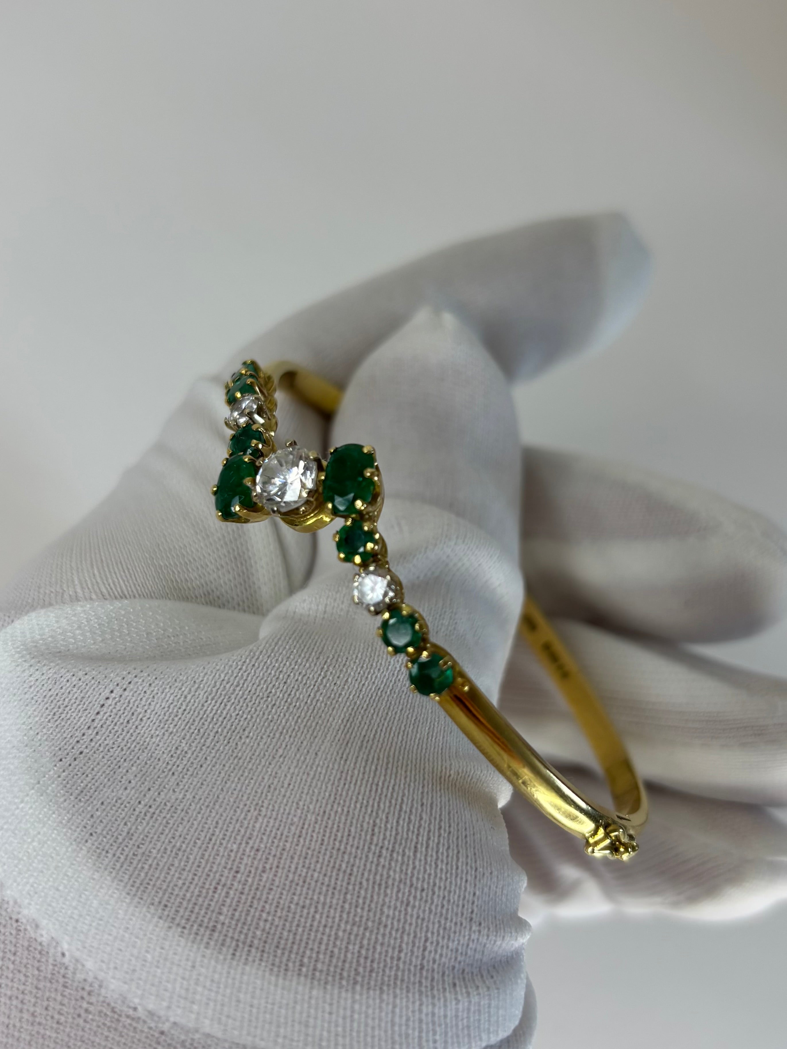 18ct Gold Emerald Bangle Bracelet 17g Good Condition