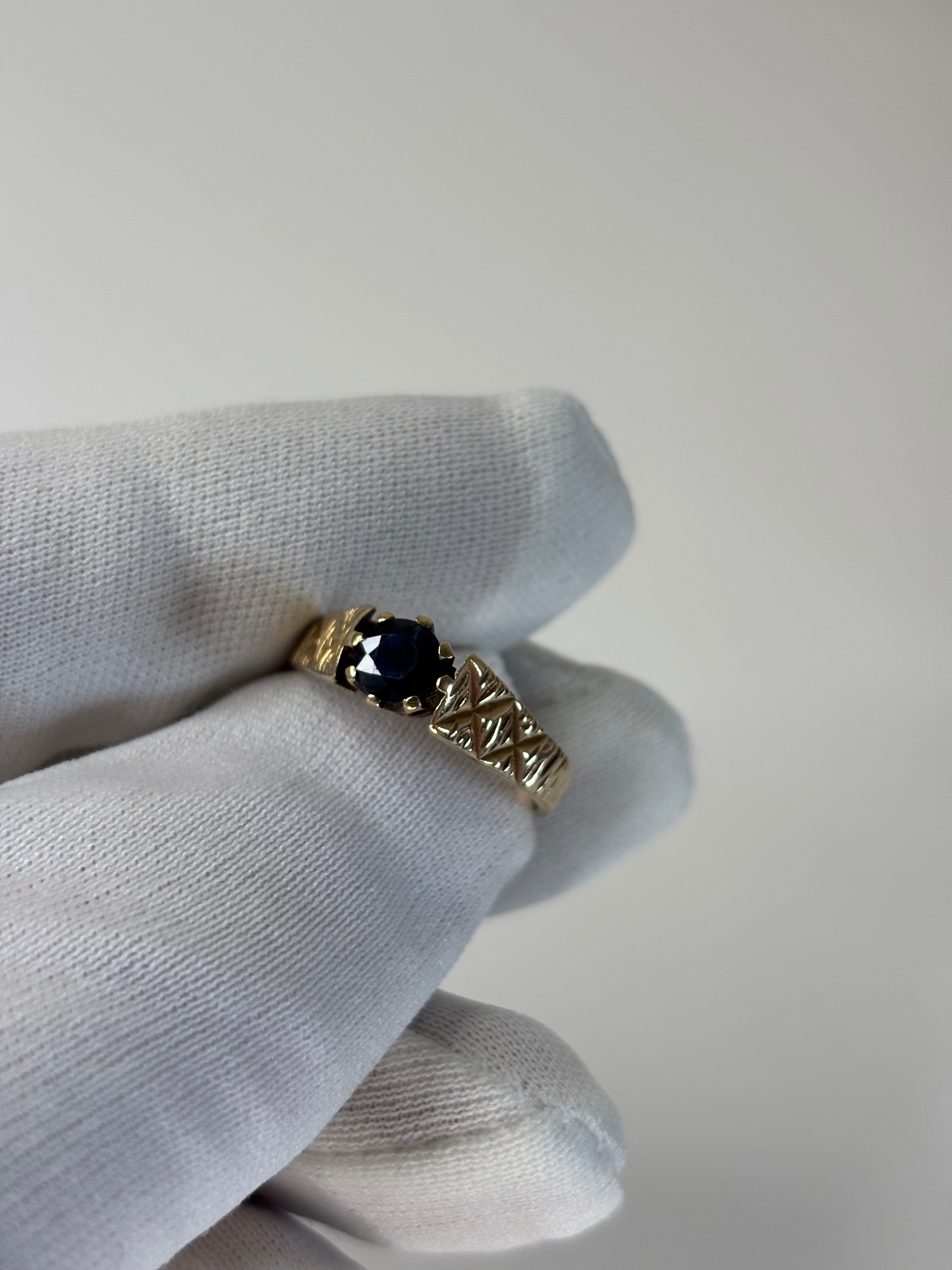 9ct Gold 0.8ct Sapphire Ring 2.7g Good Condition