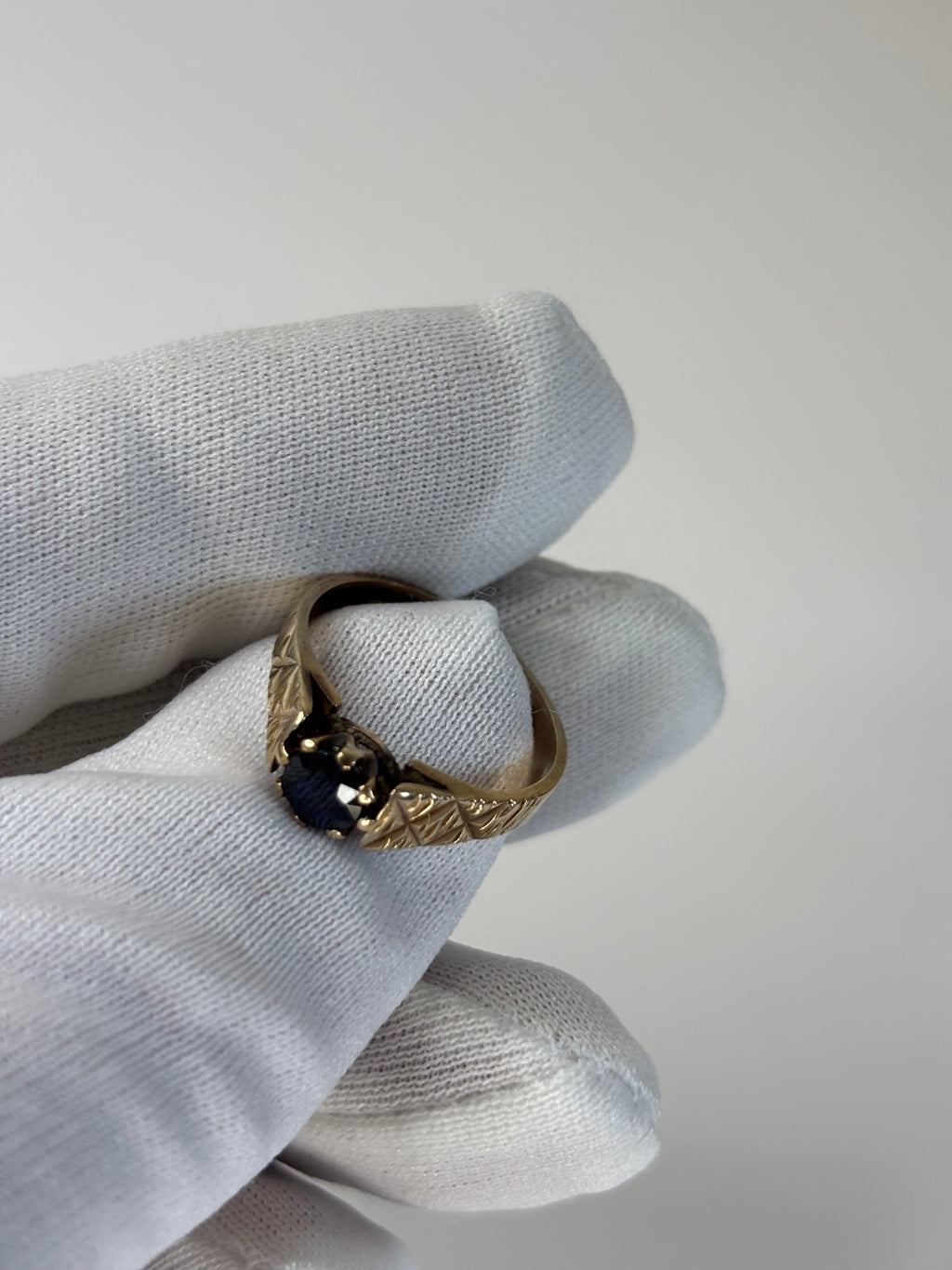 9ct Gold 0.8ct Sapphire Ring 2.7g Good Condition