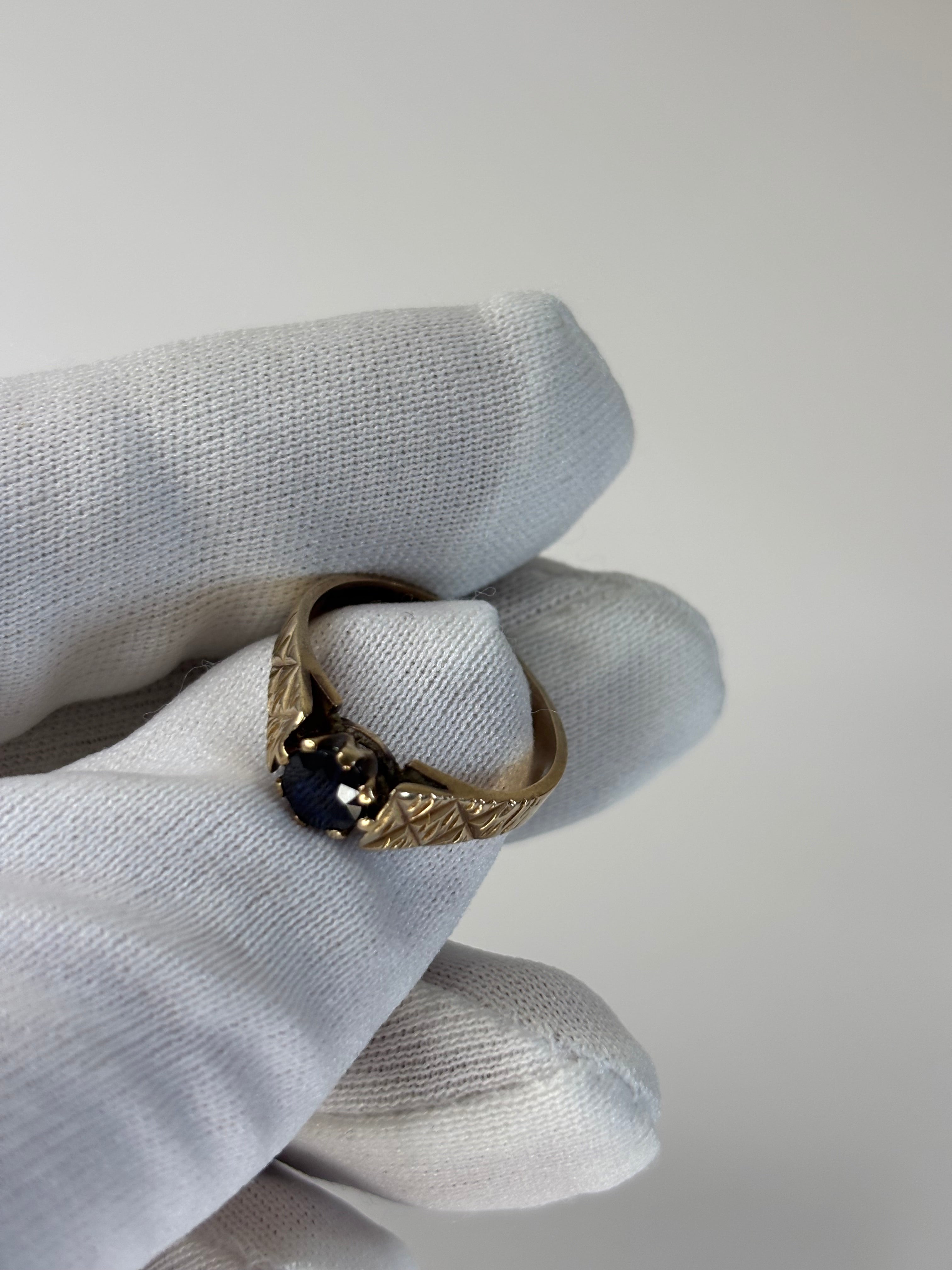 9ct Gold 0.8ct Sapphire Ring 2.7g Good Condition