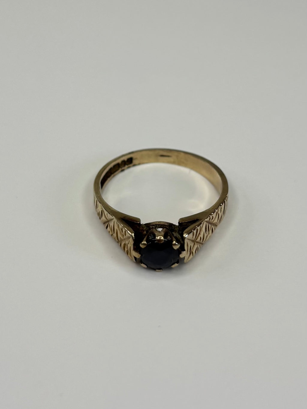9ct Gold 0.8ct Sapphire Ring 2.7g Good Condition