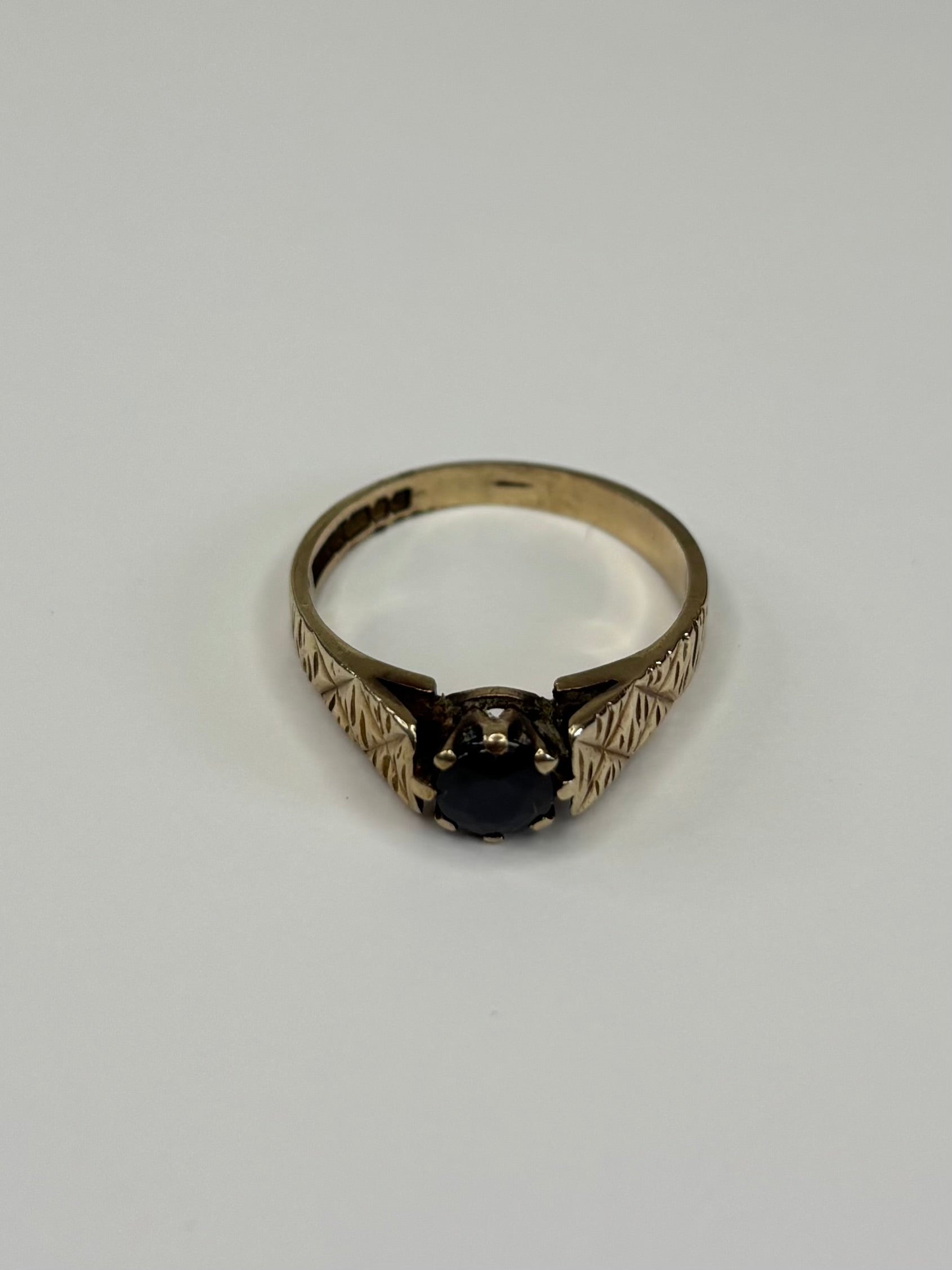 9ct Gold 0.8ct Sapphire Ring 2.7g Good Condition