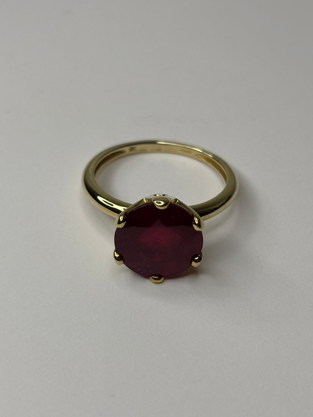 9ct Gold Natural Ruby Ring 4.38g Great Condition