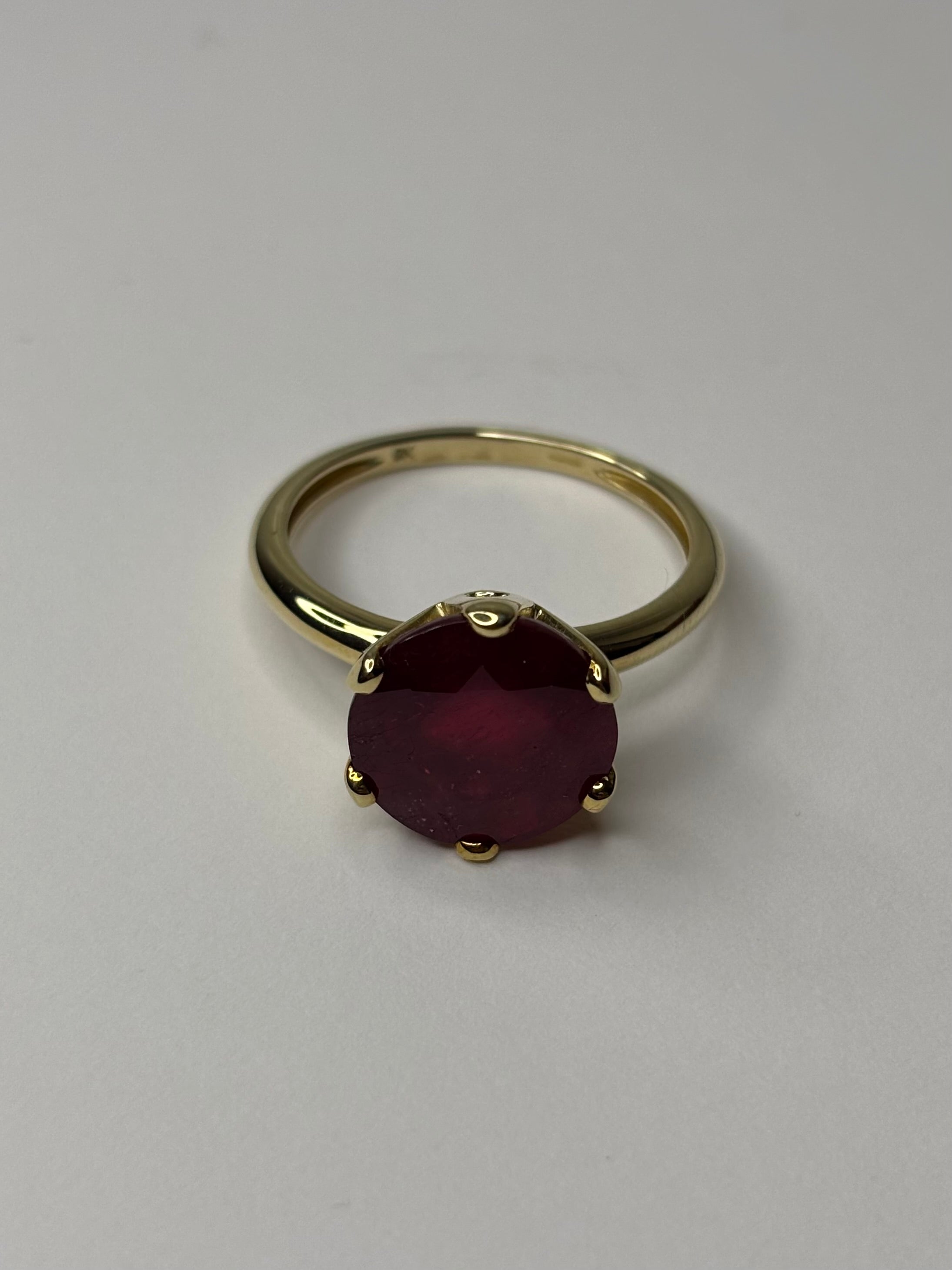 9ct Gold Natural Ruby Ring 4.38g Great Condition