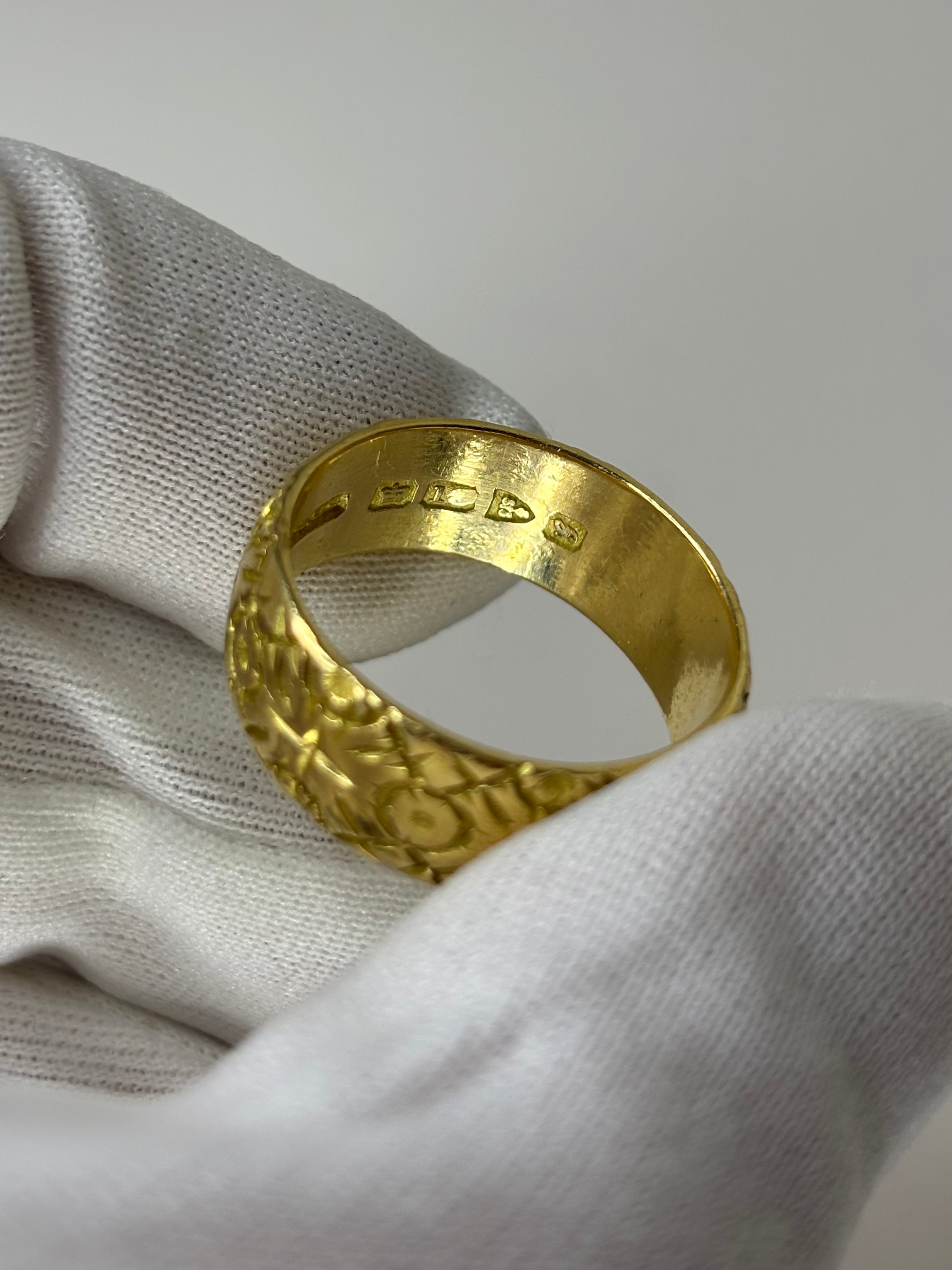 18ct Solid Gold Floral Engraved Wedding Ring Size S 10.1g